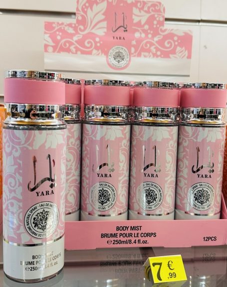 Canettes de boisson gazeuse rose, présentées sur un support, prix affiché à 7 € 50.